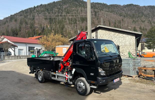 Komplettaufbau Fassi F70B.1.24 mit Fester Pritsche in Leichtbau auf Mitsubishi Fuso 4s4 Auflastung auf 7,49 Tonnen, Nutzlast 2,5 Tonne